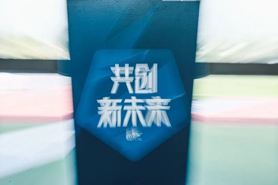 认真工作的女孩